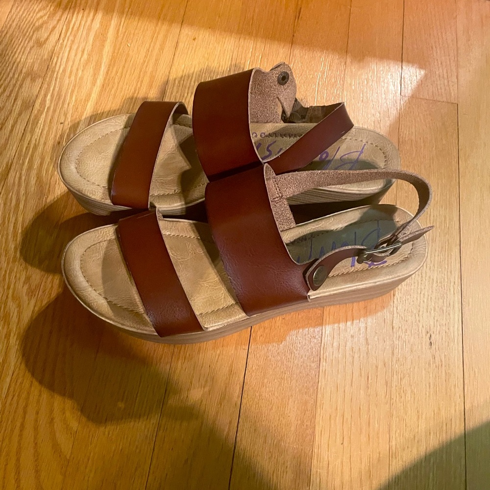 NWOT Blowfish brown faux leather platform sandals. Women’s size 10.